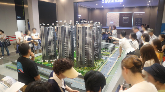 강남 새 아파트 평당 분양가 5000만원 시대가 임박했지만, 분양가 상한제로 인한 '로또열풍' 열기는 더욱 뜨거워질 전망이다. 사진은 지난 7월 서울 서초구에 분양된 서초그랑자이 견본주택의 모습. 이 단지는 분양당시 3.3㎡당 평균 4687만원에 분양됐다. 이달 분양되는 래미안 라클래시는 이보다 더 높은 3.3㎡당 4750만원에 분양된다. <이상현 기자>